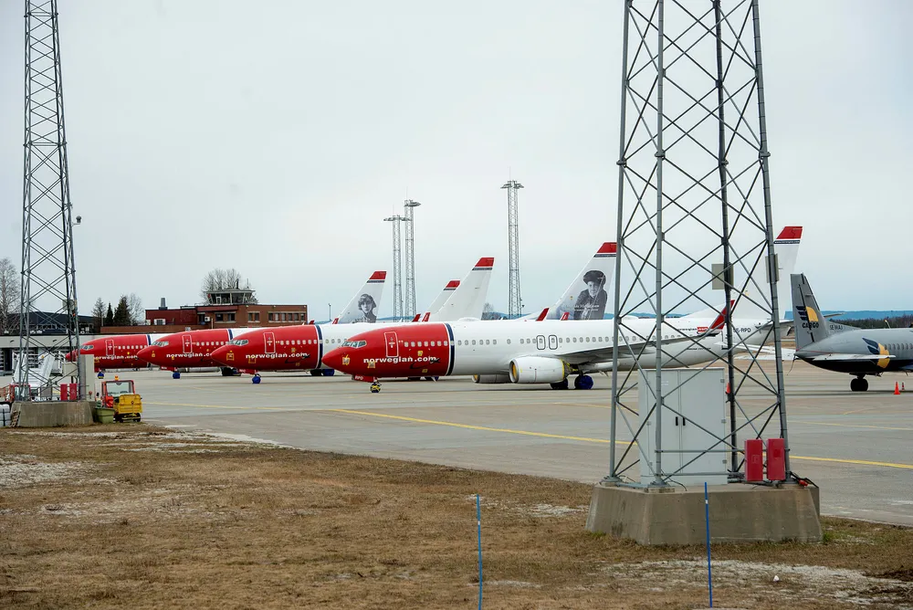 Mens det meste av Norwegians fly står på bakken, jobber styret og ledelsen på høygir med å få kreditorer og aksjonærer med på en redningsplan. Her fra Oslo lufthavn.