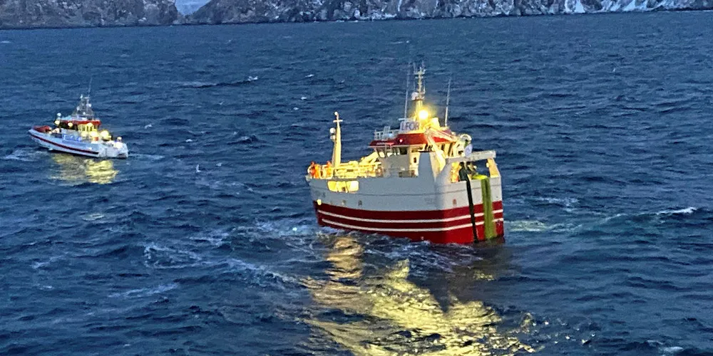 REDDET: Klokken 12:05 søndag var alle tre fartøyer fremme ved fiskebåten, og klokken 12:10 satte redningsskøyta «Odin sleper».