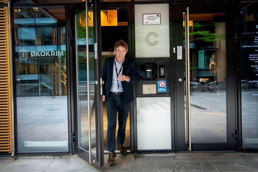 Hans Tore Høviskeland, leder av miljøkrimavdelingen hos Økokrim, sier hytteeiere bak to konkrete hytter på Tjøme er under etterforskning og en tredje hytteeier vurderes etterforsket.