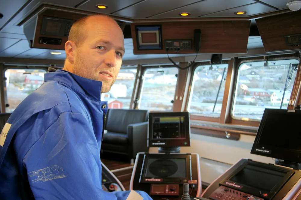 Reder og skipper Tor-Gunnar Kransvik går hardt ut mot fiskerimyndighetenes håndtering av prosessen med lukking av snøkrabbefisket og nye tillatelser.