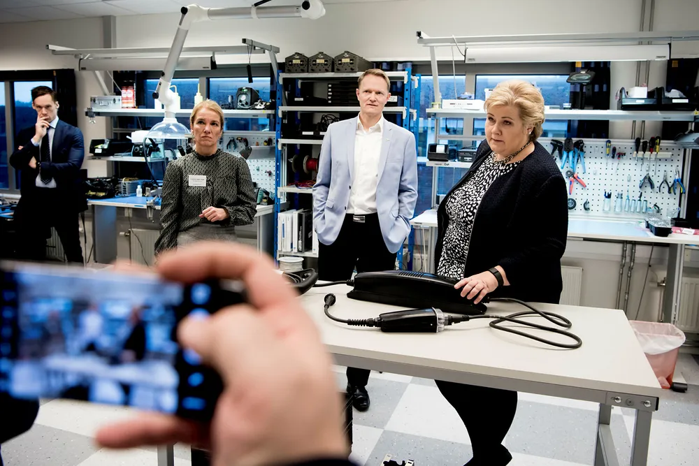 Statsminister Erna Solberg besøkte mandag bedriften Zaptec på Ullandhaug i Stavanger. Stavangerordfører Christine Sagen Helgø (til venstre) og daglig leder Brage Johansen skulle gjerne hatt klarere fornybarsignaler fra regjeringen. Foto: Tommy Ellingsen