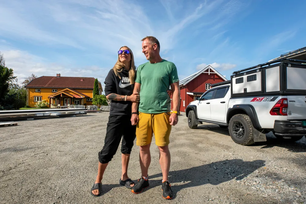 Gründerne Kristoffer Modell og Vigdis Tamnes på Eidsvoll har mange planer og baller i luften. Svakt nett holdt på å ta knekken på deres ønske om å produsere egen strøm. Et forskningsprosjekt med batterier og booster i regi av Elvia gjør at paret nå kan produsere og levere strøm til nettet, og de kan gå videre med sine utvidelsesplaner.