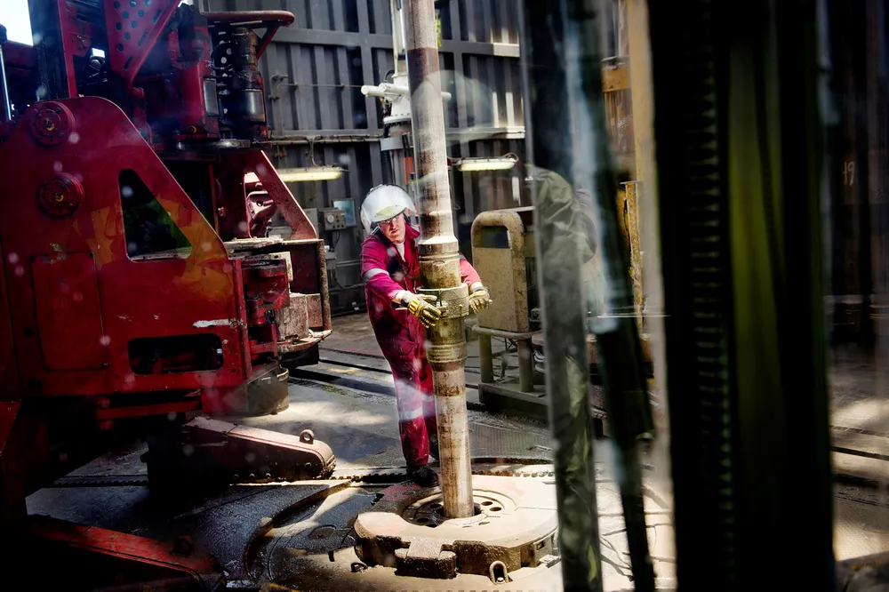 Fem år etter gassfunn i Tanzania kjemper Statoil fremdeles med å finne ut av spillereglene som selskapet må forholde seg til. I 2013 var boreskipet «Discoverer Americas» hyret inn for å lete etter gass utenfor kysten av Tanzania. Foto: Hampus Lundgren