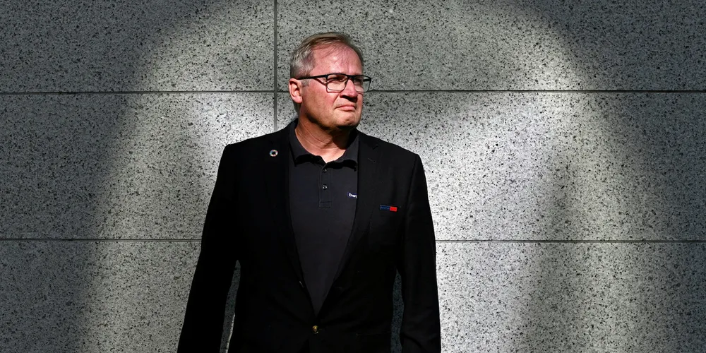 I følge den danske avisen Finans måtte Espen Fjeld forlate Energi Salg Norge på grunn av brudd på konsernets kredittprosedyrer.