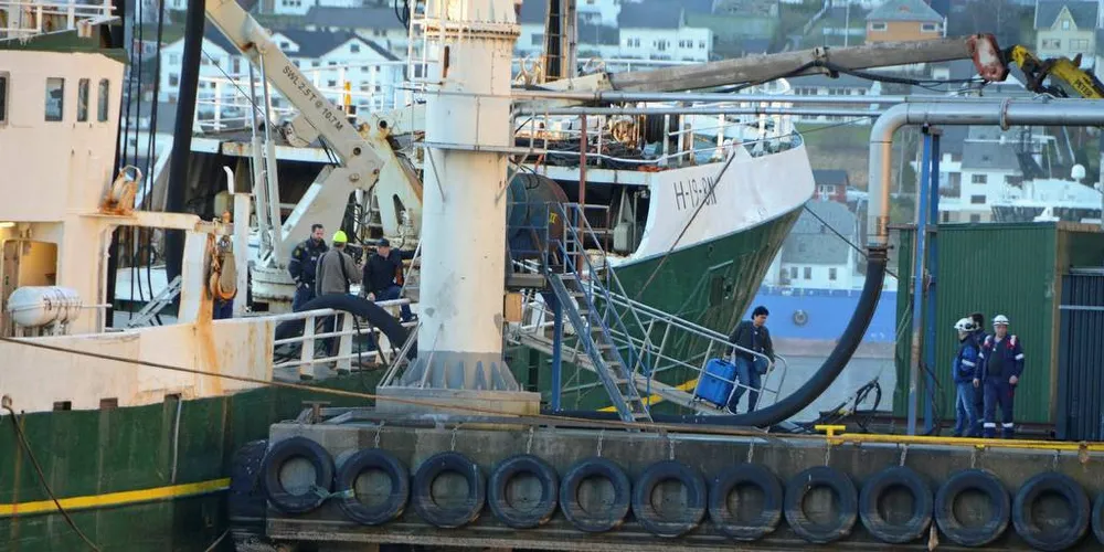 ARREST: De to filippinske maskinistene på «Ottar» ble onsdag hentet av politiet. Maskinistene ble kjørt til Bergen for avhør og blir mulig utvist fra landet på grunn av at de mangler arbeidstillatelse i Norge.Foto: Einar Lindbæk