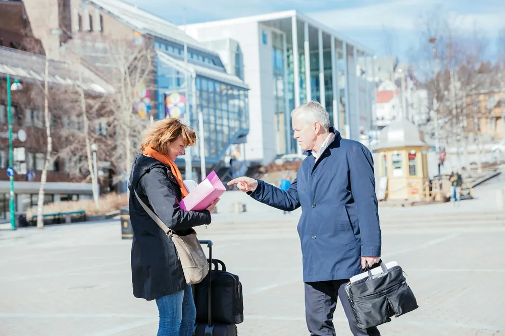 Eiendomsdirektør Anne Stine Eger Mollestad og direktør Ole-Wilhelm Meyer i Opplysningsvesenets fond på besøk i Tromsø. Fondet har brukt 100 millioner kroner på advokater og tredoblet inntektene fra festeavgifter. Foto: Marius Fiskum