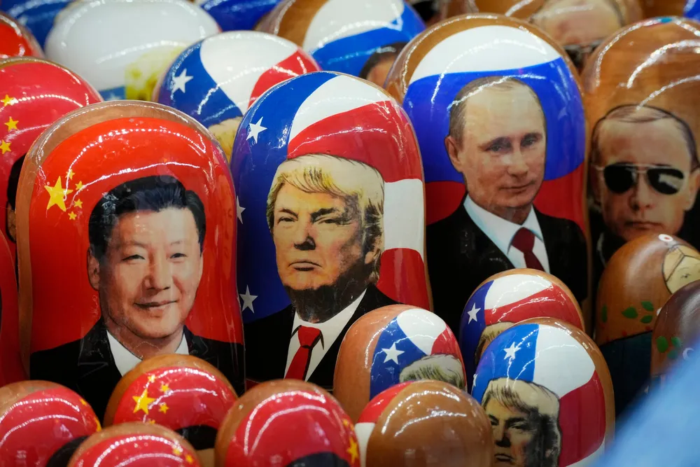 Kinas president Xi JInping, USAs president Donald Trump og Russlands president Vladmir Putin avbildet på tradisjonelle russiske Matryoshka-dukker.