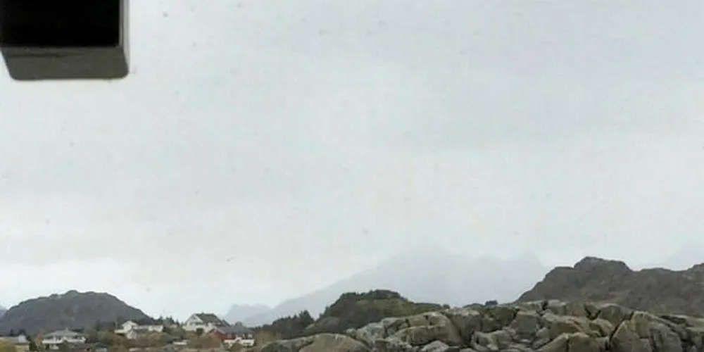 RS "Det Norske Veritas" berget torsdag to personer av et skjær utenfor Ballstad i Lofoten da sjarken deres fikk motorstopp og drev på land.Foto: Redningsselskapet