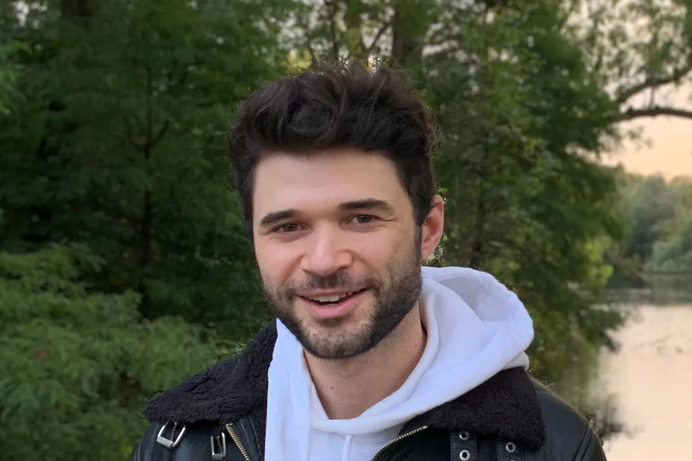 Nicky Schollaert snakker spansk, nederlandsk, engelsk og norsk flytende.
