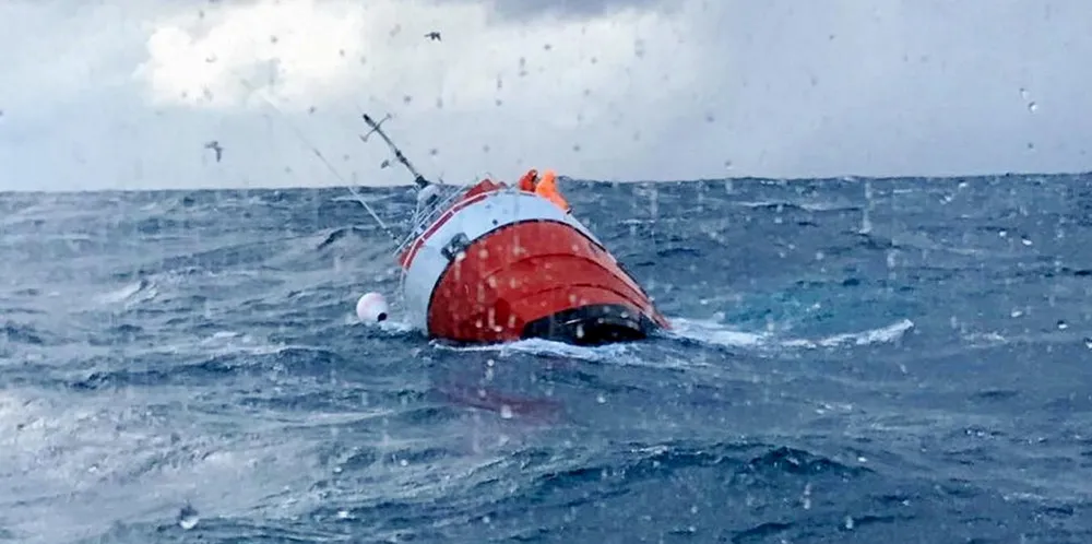 Hvert år mister vi folk på sjøen, og derfor er det på høy tid med en nullvisjon for omkomne til sjøs. Bildet fiskebåten «Iselin» forliste ved Lofotodden i Lofoten 28. mars 2017. De tre fiskerne om bord ble berget.