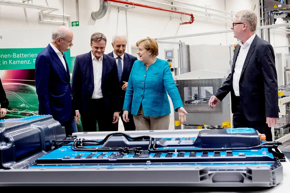 Angela Merkel besøkte fabrikken til Accumotive, et underbruk av bilgiganten Daimler AG, øst i Tyskland mandag denne uken. Her ble oppstarten av arbeidet med en ny batterifabrikk markert. Fra venstre Dieter Zetsche i Daimler, Markus Schaefer i Mercedes-Benz, Stanislaw Tillich i Mercedes-Benz, Angela Merkel og Frank Blome i Accumotive. Foto: Matthias Rietschel/Reuters/NTB scanpix