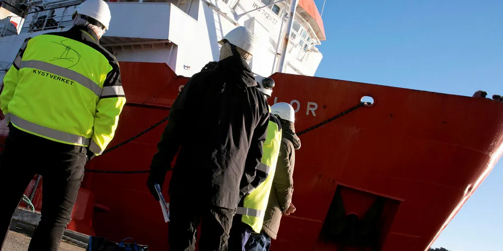 INSPEKSJON: Interpol og Sjøfartsdirektoratet på båtinspeksjon.