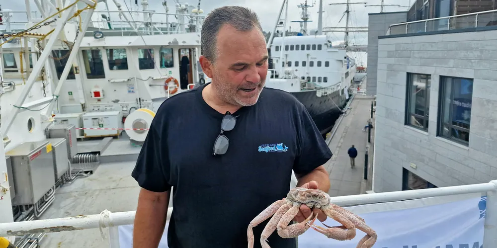Eier og maskinmann Harald Taranger viste frem hvordan snøkrabbefiske og -produksjon fungerte under Arendalsuka.