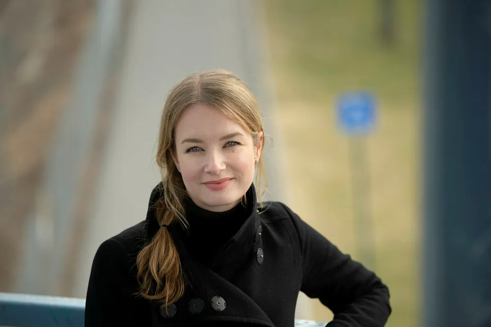 Advokat Charlotte Holmedal Gjelstad ber myndighetene kommer på banen for å hindre at mange næringsdrivende havner i momstrøbbel om de bidrar i koronadugnaden.
