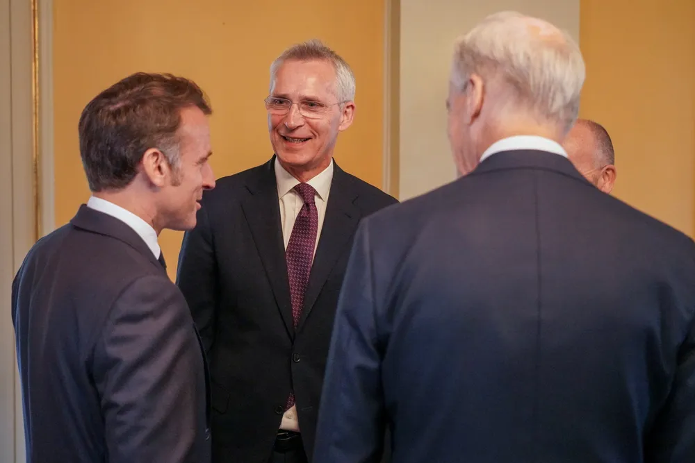 Det var Frankrikes president Emmanuel Macron (til venstre) som ville ha et møte om det norske pensjonsfondet under besøket mandag. Derfor var statsminister Jonas Gahr Støre (Ap) med seg finansminister Jens Stoltenberg (Ap) sentralbanksjef Ida Wolden Bache og oljefondssjef Nicolai Tangen i regjeringens representasjonsbolig.