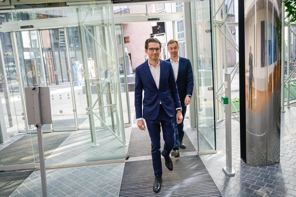 Stefan Slemdal leder rådgiverne i Carnegie som bistår kundene i egenkapitaltransaksjoner. Her sjef investeringsbanken samme sted, Petter J. Hagen.