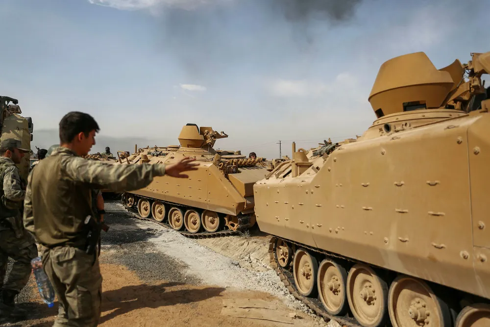 Tyrkias angrep mot kurdisk milits i Syria fortsetter, og tapstallene stiger. Ifølge den tyrkiske forsvarsledelsen skal 342 soldater i den kurdiske YPG-militsen være drept siden offensiven startet onsdag ettermiddag.