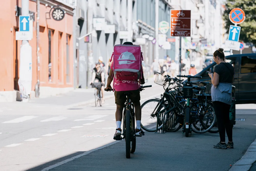 Foodora-sykkelbud på Grünerløkka i Oslo.