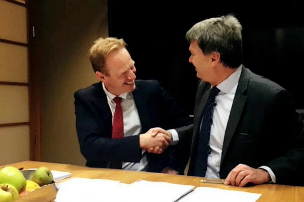 Sven Iver Steen fra administrasjonsstyret for Silver (t.h) og administrerende direktør Geir Holmgren fra Storebrand Livsforsikring undertegnet tirsdag avtalen som innebærer at Storebrand overtar Silvers portefølje. Foto: Storebrand
