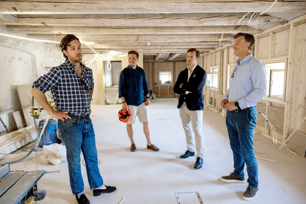 Villaen i Wergelandsveien 25 er under oppussing, og står klart til Forte Digital mot slutten av året. Fra venstre: Tobias Grimstad fra Forte Digital, Ludvig Ovtun Van Der Hagen fra Ovtun, Ulrik Johannessen og Trond Aslaksen fra Akershus Eiendom.