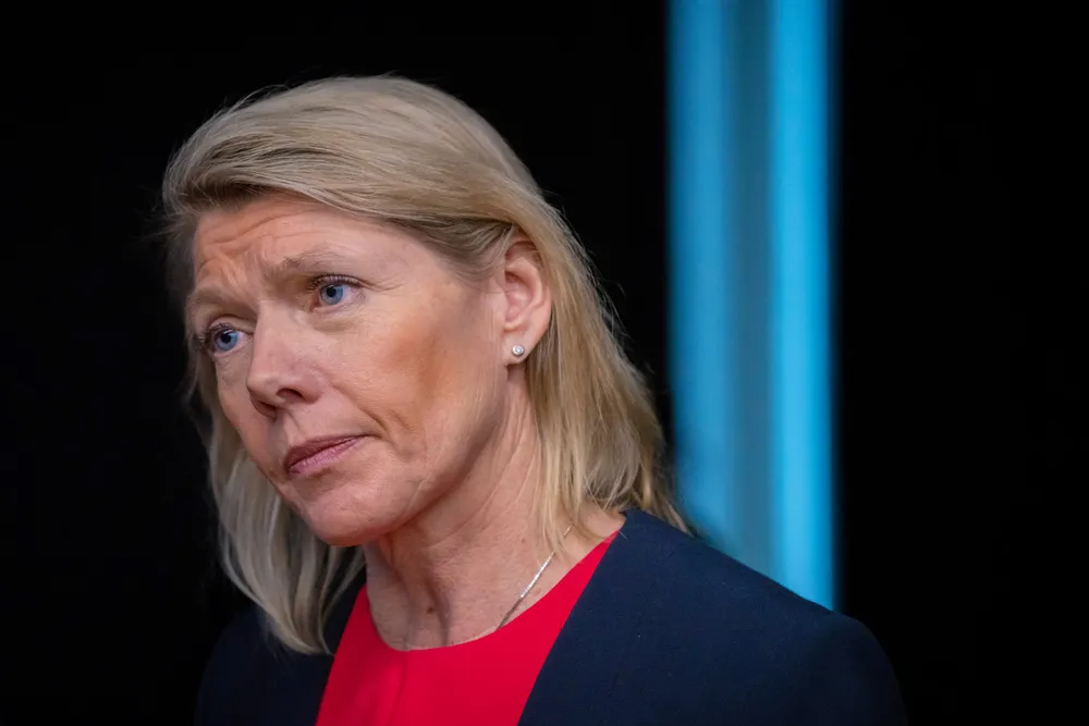 DNB-sjef Kjerstin Braathen har landets nest minst fornøyde kunder, ifølge en ny måling der hele bransjen går kraftig tilbake. Storbanken sier de vil forbedre seg.