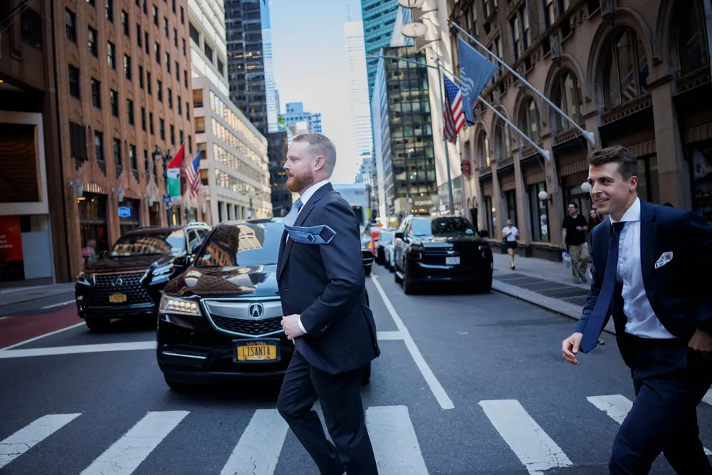 Pareto-toppene Niklas Alfheim og Borjan Duhonj strener over Park Avenue på Manhattan i New York. Resten av de ansatte er hjemme når USA feirer Memorial Day.