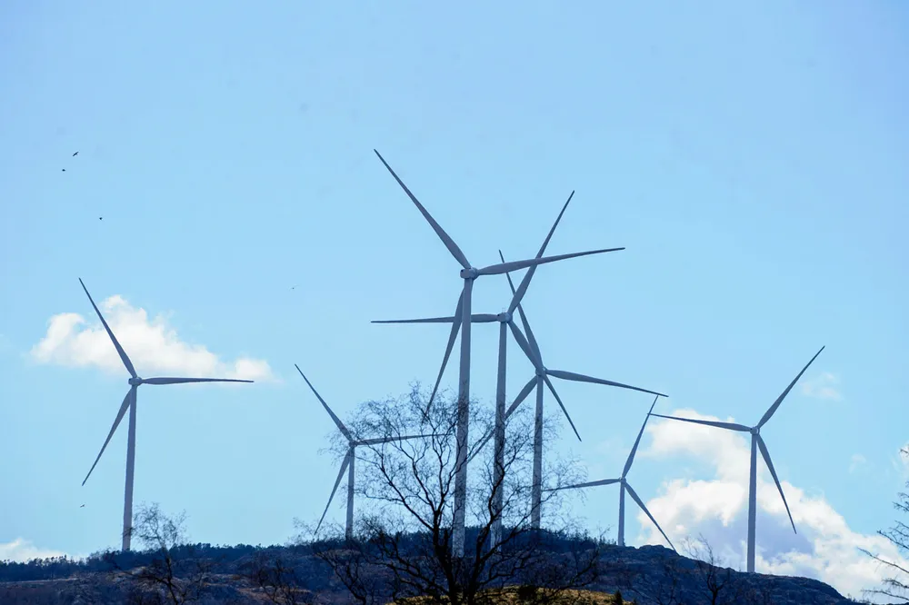 I en ny undersøkelse sier 43 prosent av de spurte at de er imot at Norge skal øke sin produksjon av landbasert vindkraft. Her kan man se vindmøller langs Europavegen i Bjerkreim kommune i Rogaland.