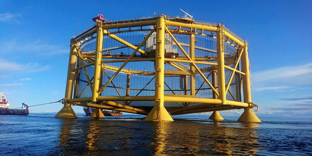 Havmerden til SalMar «Ocean Farm 1» før den ble senket i vannet.