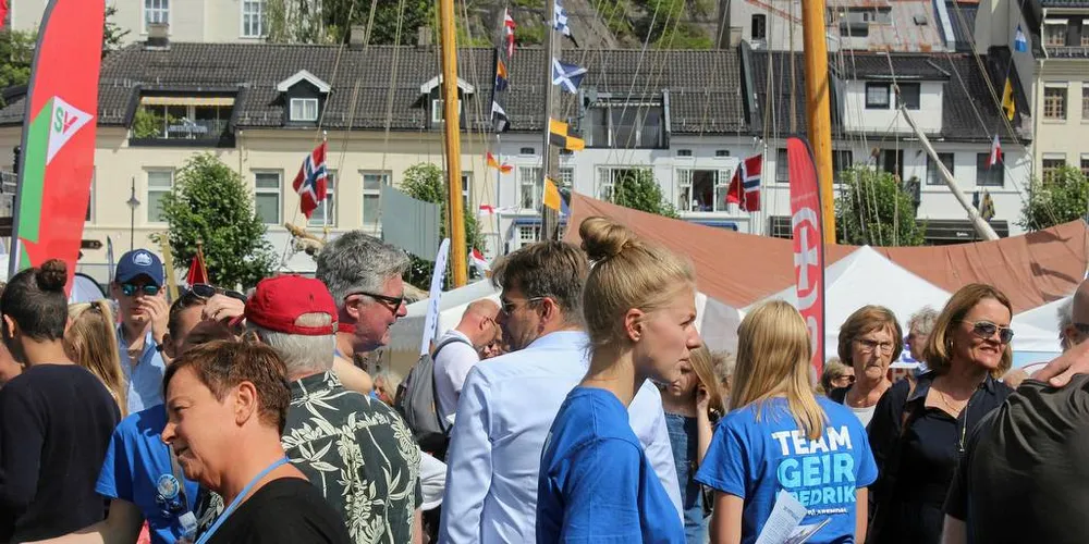 STEMNINGSBILDE: Arendalsuka er for alle. Den samler enormt med folk og har bredt engasjement – og det er bra for samfunnet vårt understreker dagens kronikkskribent.Foto: Anders H. Furuset