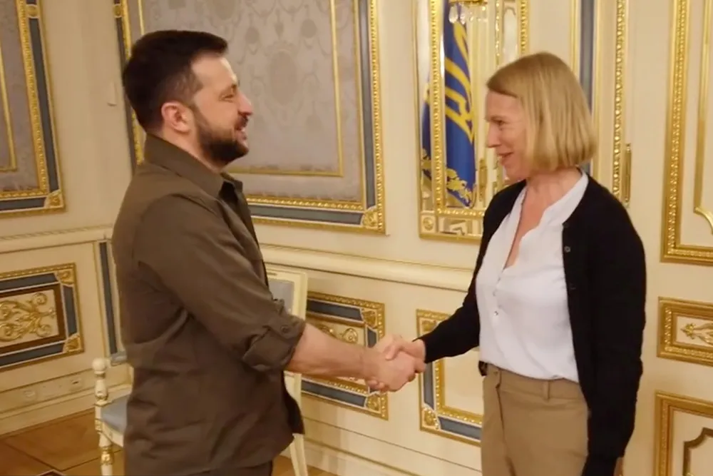 Utenriksminister Anniken Huitfeldt hilser på president Volodymyr Zelenskyj under et besøk i Kyiv 8. mai i fjor.