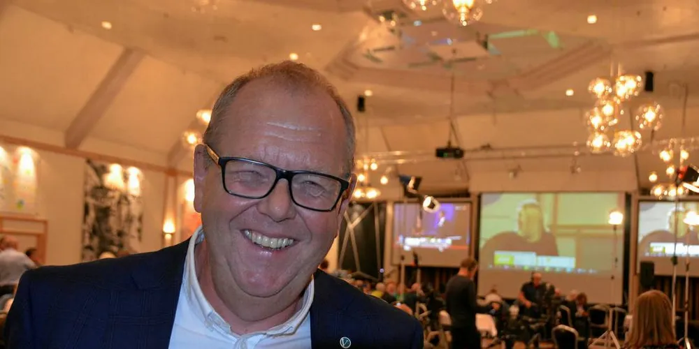 HÅPER: Venstres Pål Farstad smilte til tross for at det ser ut som om hans tid på Stortinget er over for denne gang. I kveld var han på valgvaken i Ålesund.Foto: Einar Lindbæk