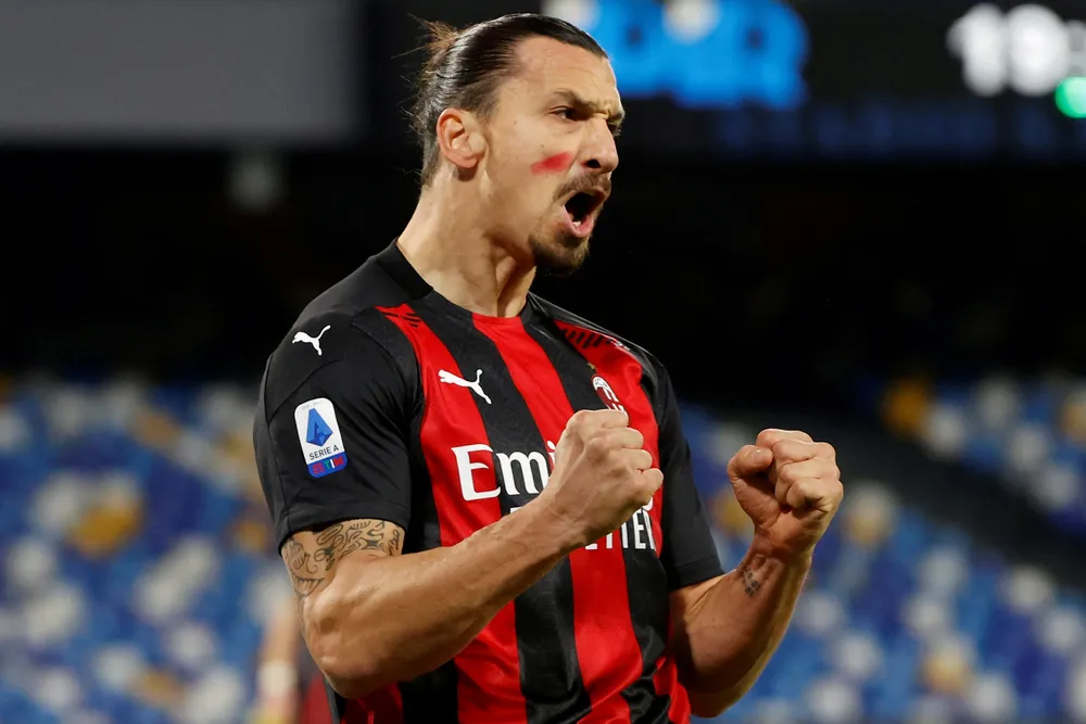 Zlatan Ibrahimovic er toppscorer i Serie A, til tross for at han nærmer seg 40 år gammel. Søndag scoret han to mål i toppkampen mot Napoli.
