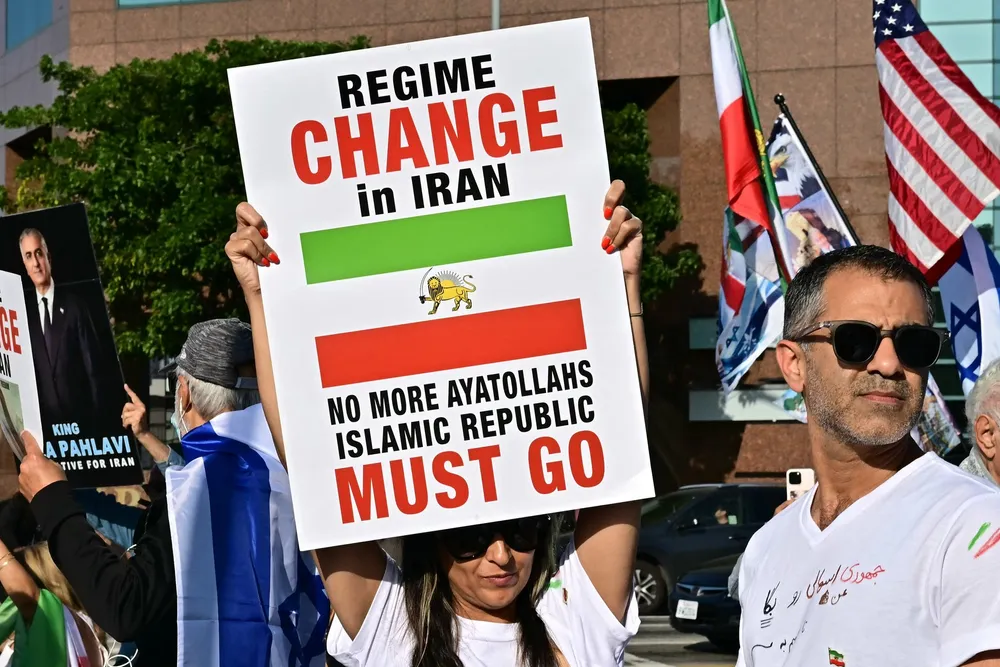 Mens Trump annonserte våpenhvile, ropte demonstranter i Los Angeles på regimeskifte i Iran.