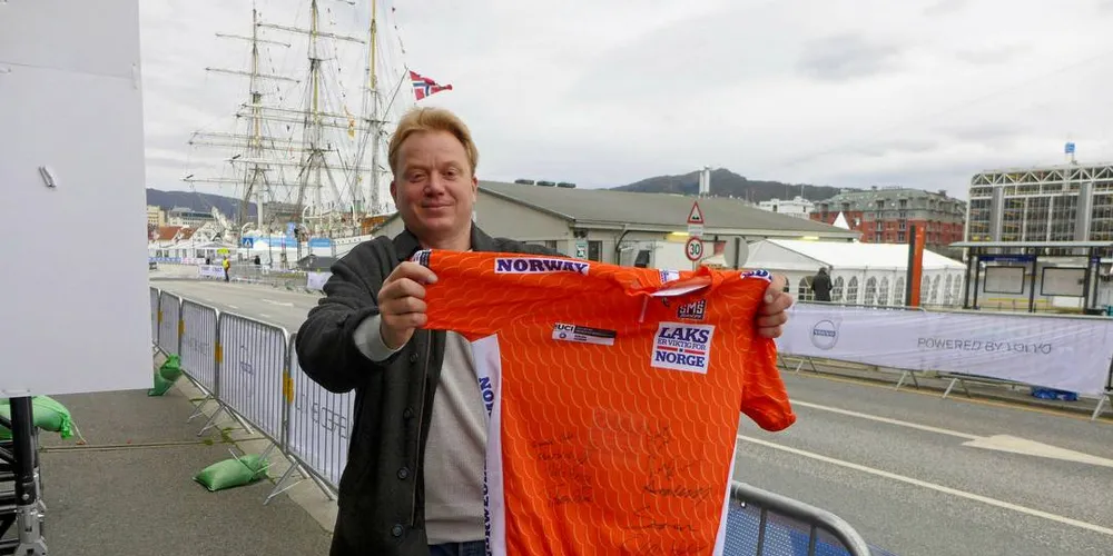 NÅ KAN DU BY: Advokat Ask Økland i Pelagisk Forening vant sykkelkonkurransen og vil auksjonere premien, en laksetrøye med stjernenes autografer, til inntekt for Redningsselskapet.Foto: OLE ERIK KLOKEIDE