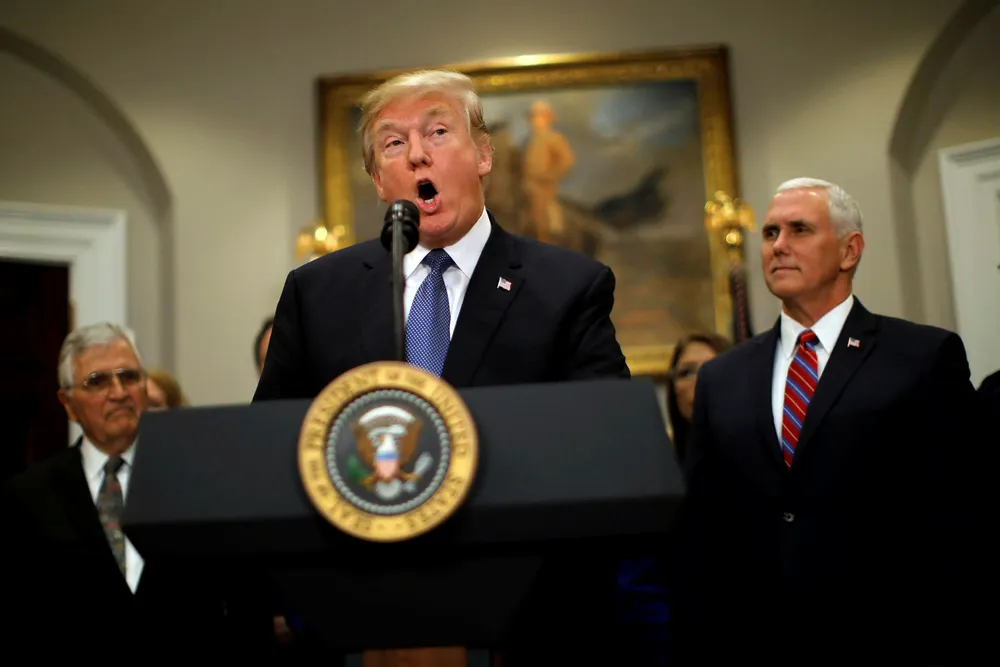 President Donald Trump og visepresident Mike Pence - her under en seremoni for signering av et nyt direktiv for romfart i Det hvite hus. Foto: CARLOS BARRIA
