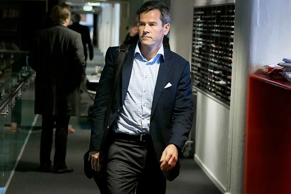 Ragnar Horn, stor aksjonær i skipsmeglerhuset Clarksons og styremedlem i Platou Securities, var sammen med familien en av de største aksjonærene i «Atlantica Bell». Horn er også medeier i rederiet Atlantica Shipping.