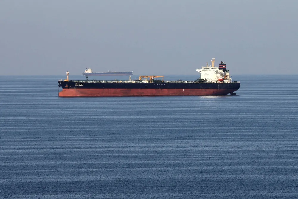 Etter bombeangrepene mot Iran er ikke risikonivået ved Hormuzstredet endret til tross for at Iran truer med stenge det. Bilde t viser en oljetanker passere Hormuzstredet i 2018.