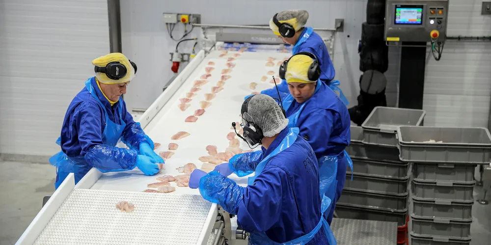 KVOTER TIL INDUSTRIEN: Ved å endre praksis med å gi industrien tilgang på fiskekvoter, kan landanleggene være sikret mer stabil tilførsel av fisk året rundt. Det er på tide å tenke nytt for å sikre sysselsetting på land, mener Fiskeribladet.