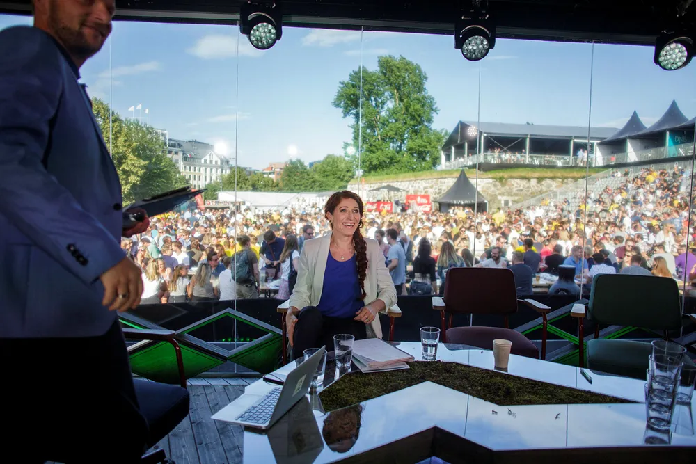 – Jeg er ikke alltid glad i den måten prestasjoner og det menneskelige vurderes på i fotballverden, sier Lise Klaveness. Her er hun i tv-studioet på Kontraskjæret i Oslo under fotball-VM. Foto: Javad Parsa