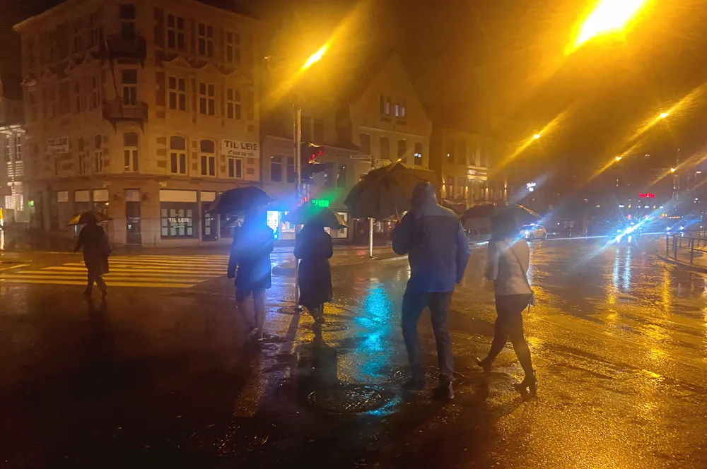 Mye vind og regn presset prisene ned til rekordlave nivåer i fire av fem norske prisområder.