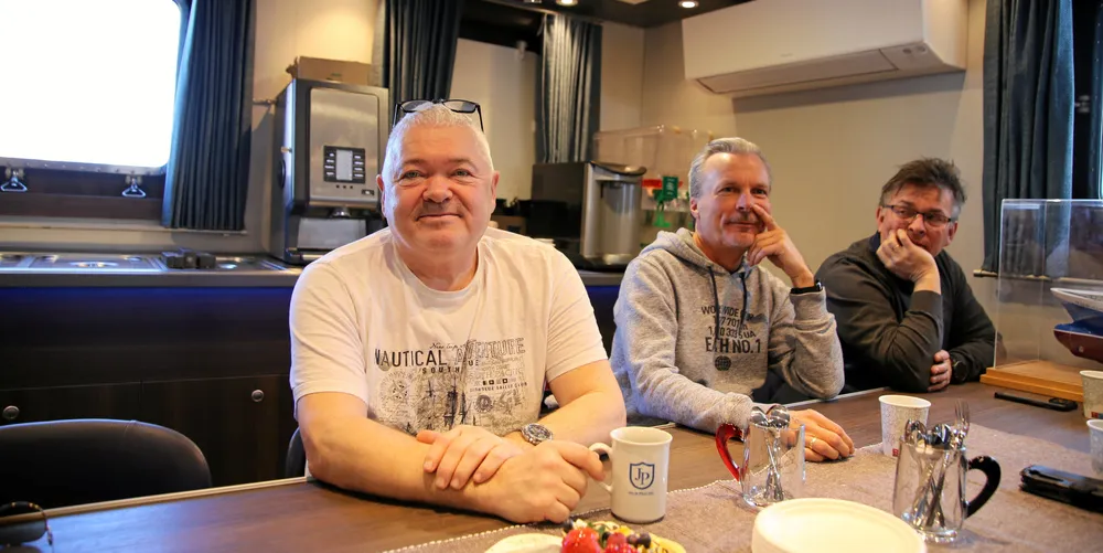 Reder Bjørnar Jonassen (til venstre) er glad for at nybåten omsider er ferdig, og er utålmodig etter å komme seg i fiske. Men en ting bekymrer rederne: havdeling.