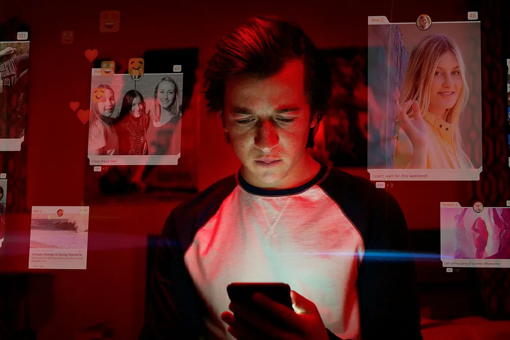Netflix-dokumentaren «The Social Dilemma» avslører hvordan teknologigigantenes tjenester endrer oss fundamentalt som mennesker gjennom å manipulere psykologiske mekanismer i hemmelighet. Her er skuespilleren Skyler Gisondo i en scene fra filmen.