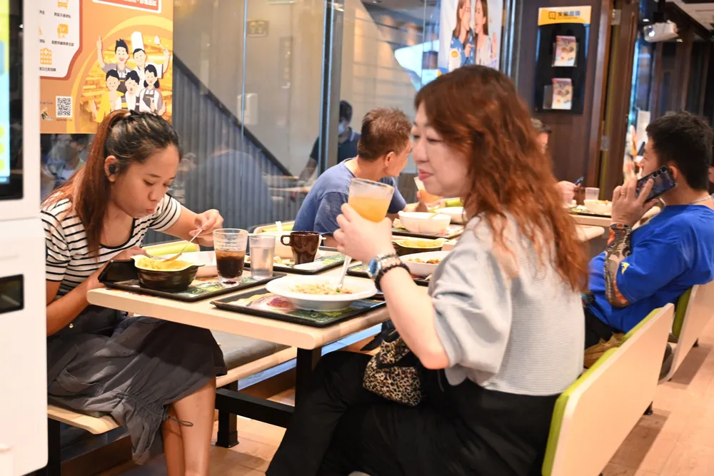 «Bubble tea» oppsto i Taiwan på 1980-tallet og har gått som er farsott over hele Øst-Asia. Børsnoteringen av et av de største selskapene i Kina har skuffet stort. Her fra en restaurant i Hongkong, hvor det er innført forbud mot bestikk og sugerør av plast denne uken på restauranter og hoteller.