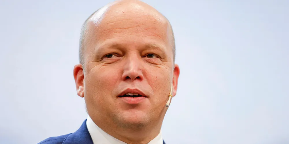 Sp-leder og finansminister Trygve Slagsvold Vedum vil halvere antall strømkabler til Danmark.