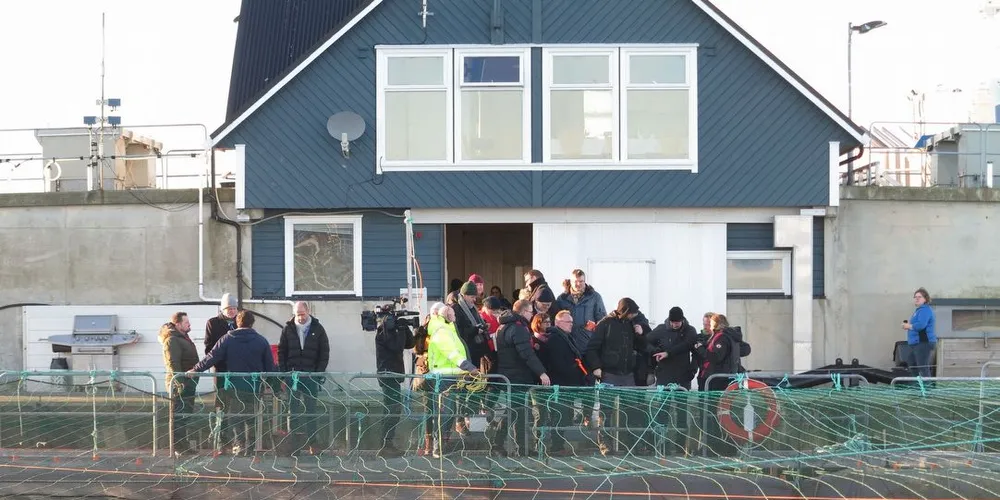 Fiskeriminister Per Sandberg ble møtt av et kobbel av journalister da han besøkte visningsanlegget til Blom fiskeoppdrett i Øygarden. Foto: Nils Torsvik