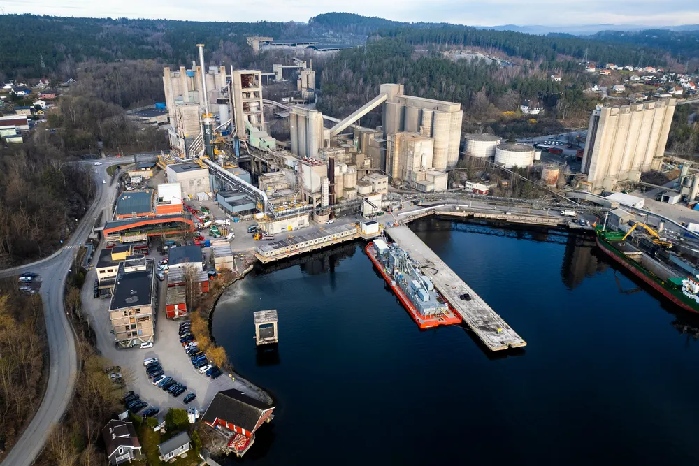 Andre pinsedag gikk den aller første lasten med flytende CO2 fra Heidelberg Materials sementfabrikk ved Brevik (bildet) med skip til Northern Lights terminal ved Øygarden utenfor Bergen.