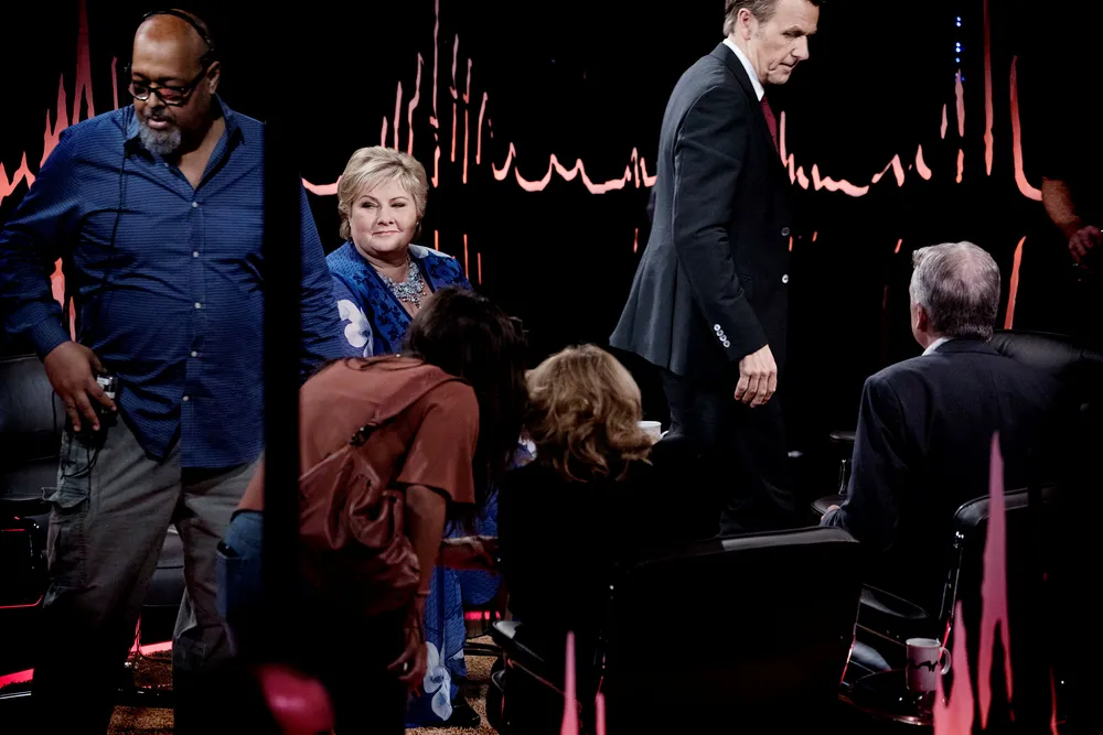 Fredrik Skavlan (til høyre) er en av Norges mest kjente programledere. Her er han avbildet under en pause i innspillingen av «Skavlan» i New York i fjor, da han blant annet hadde statsminister Erna Solberg i studio. Foto: Ida von Hanno Bast