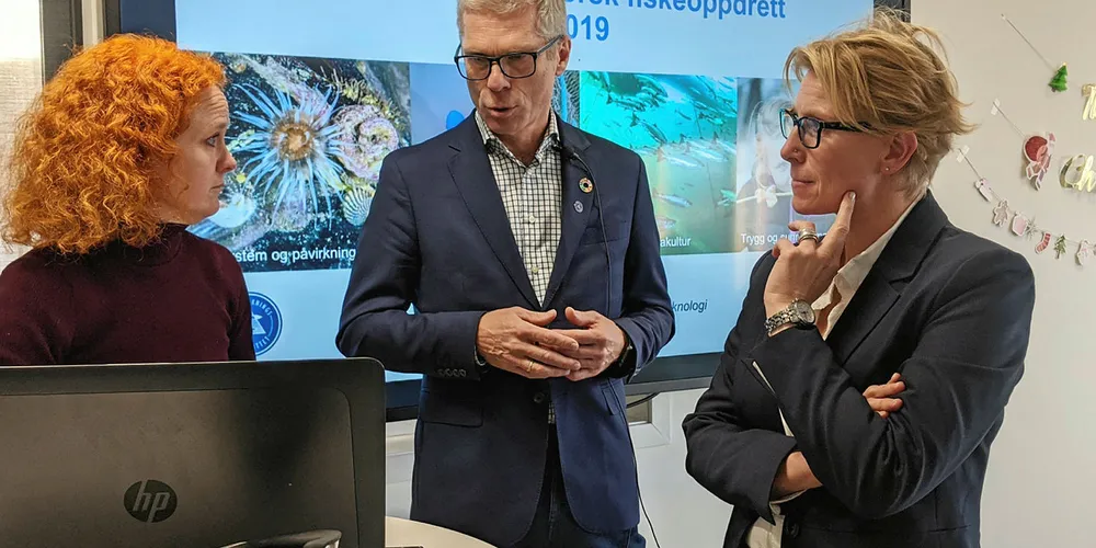 ÅRETS RISIKORAPPORT: «Risikorapporten norsk fiskeoppdrett 2019» presenteres nå. Fra venstre: Ellen Sofie Grefsrud (forsker), Geir Lasse Taranger (forskningsdirektør), Nina Sandlund (forsker).