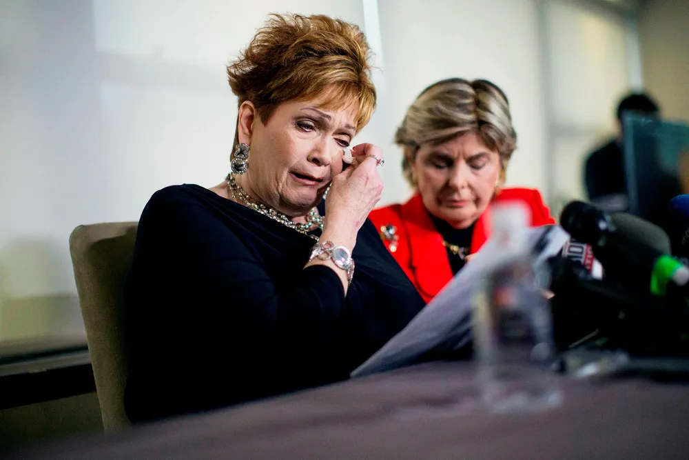 Beverly Young Nelson (56) holdt en pressekonferanse på mandag hvor hun sa at den republikanske senatorkandidaten Roy Moore begikk seksuelle overgrep mot henne da hun var tenåring. Til høyre Nelsons advokat Gloria Allred. Foto: Eduardo Munoz Alvarez/AFP/NTB Scanpix