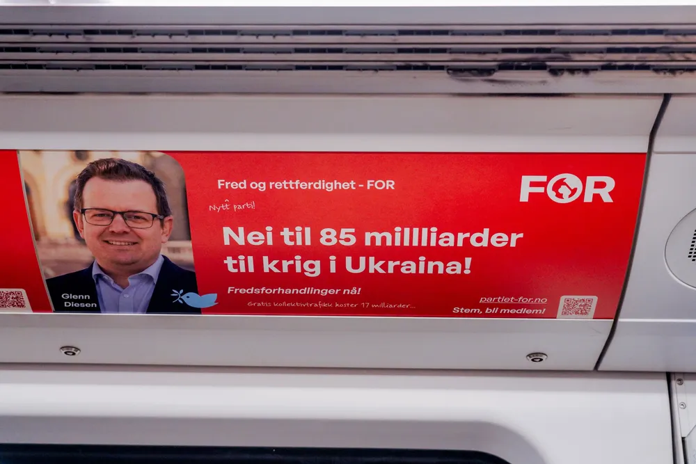 Reklameplakat for partiet Fred og rettferdighet (FOR) på T-banen i Oslo.